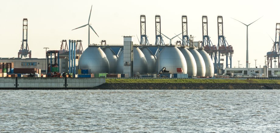 Gasspeicher, Windkraftanlagen und Kräne im Hamburger Hafengebiet 