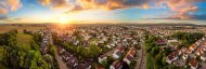 Panorama aus der Luft einer kleinen Stadt bei Sonnenaufgang