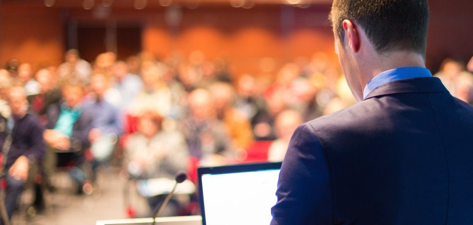 Redner auf einer Konferenz