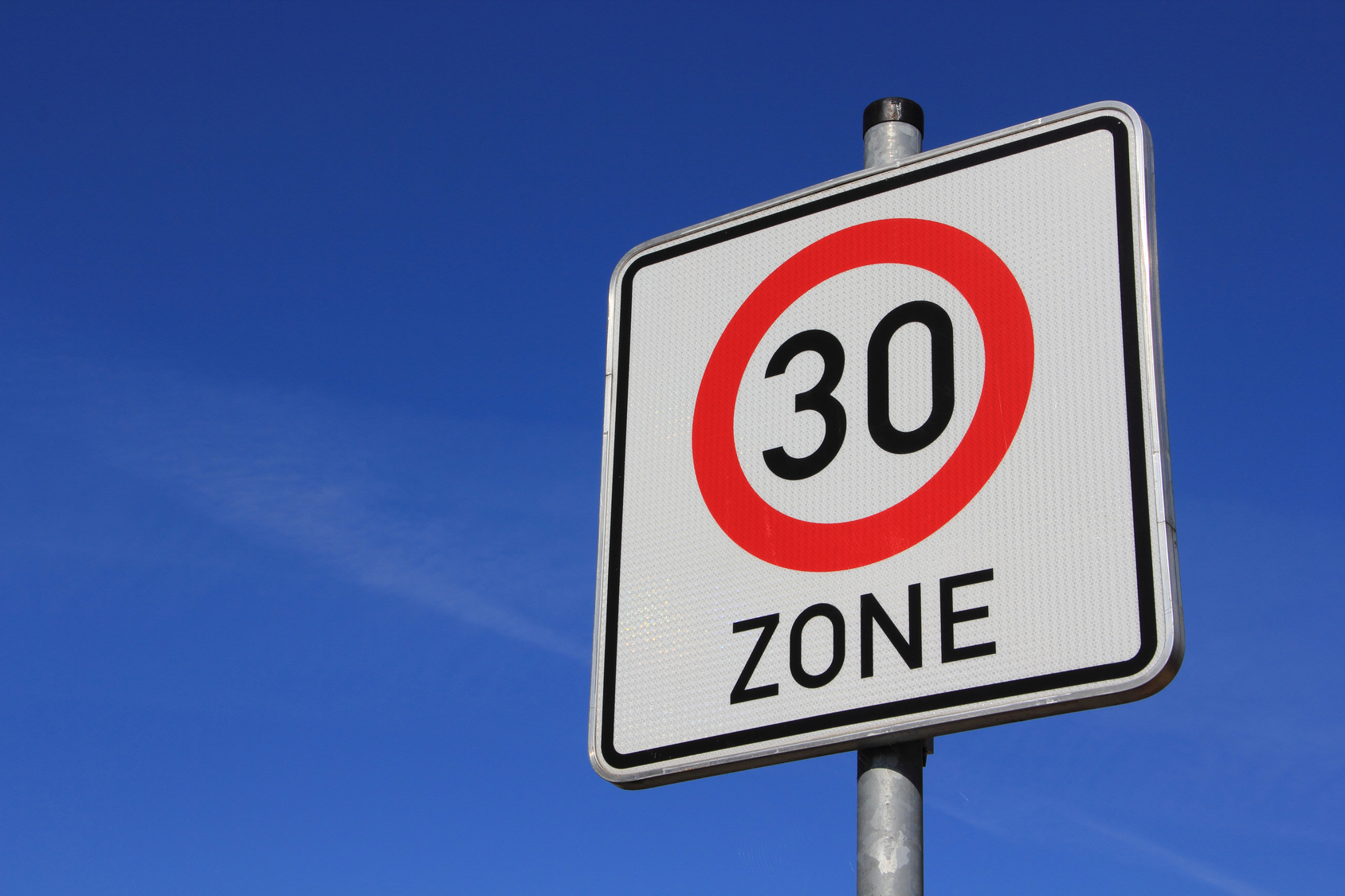 Зона 30. Дорожные знаки Speed limit ответ. Дорожный знак Рекомендуемая скорость 30. Дорожный знак скорость 65. Знак ограничение скорости на ВВП.