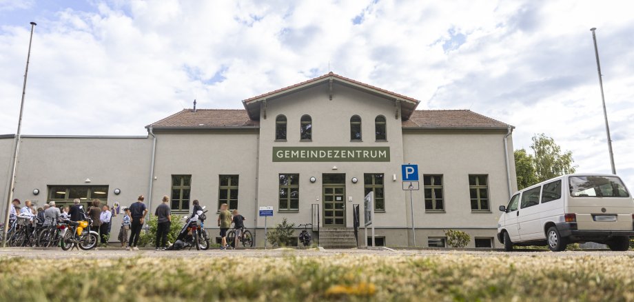 Gemeindezentrum im Rahmen des 27. Bundeswettbewerbes ‚Unser Dorf hat Zukunft‘ in Neutrebbin, 13.06.2023. Copyright: Leon Kuegeler/photothek.de